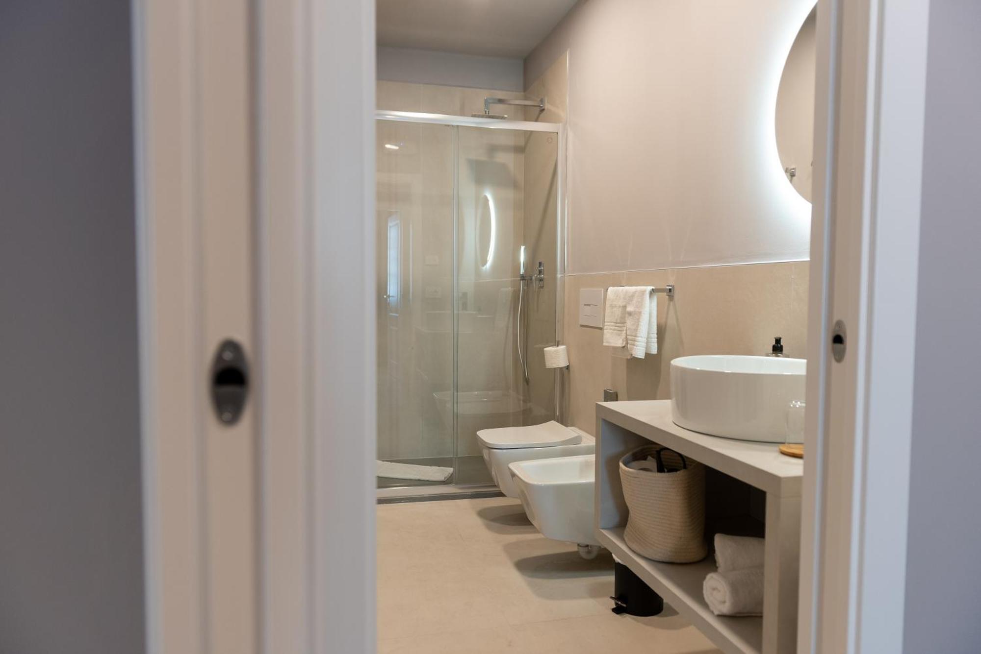 Regina Boutique Suites Триест Экстерьер фото